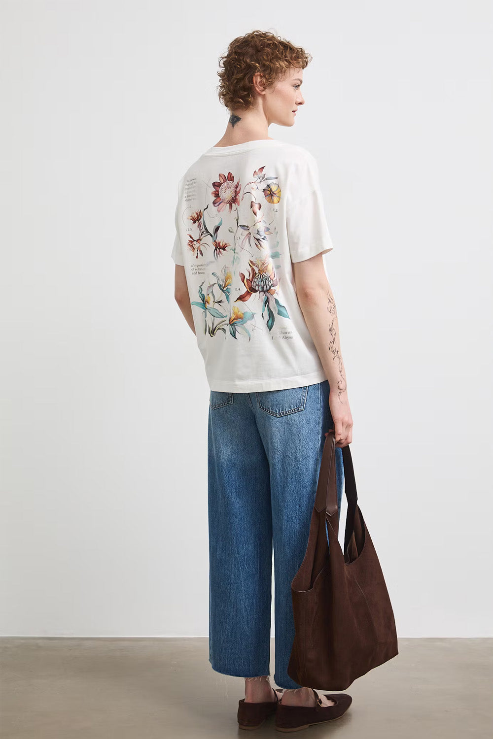 Γυναικεία Off White μπλούζα V-neck με κοντό μανίκι και πολύχρωμο floral print στην πλάτη.