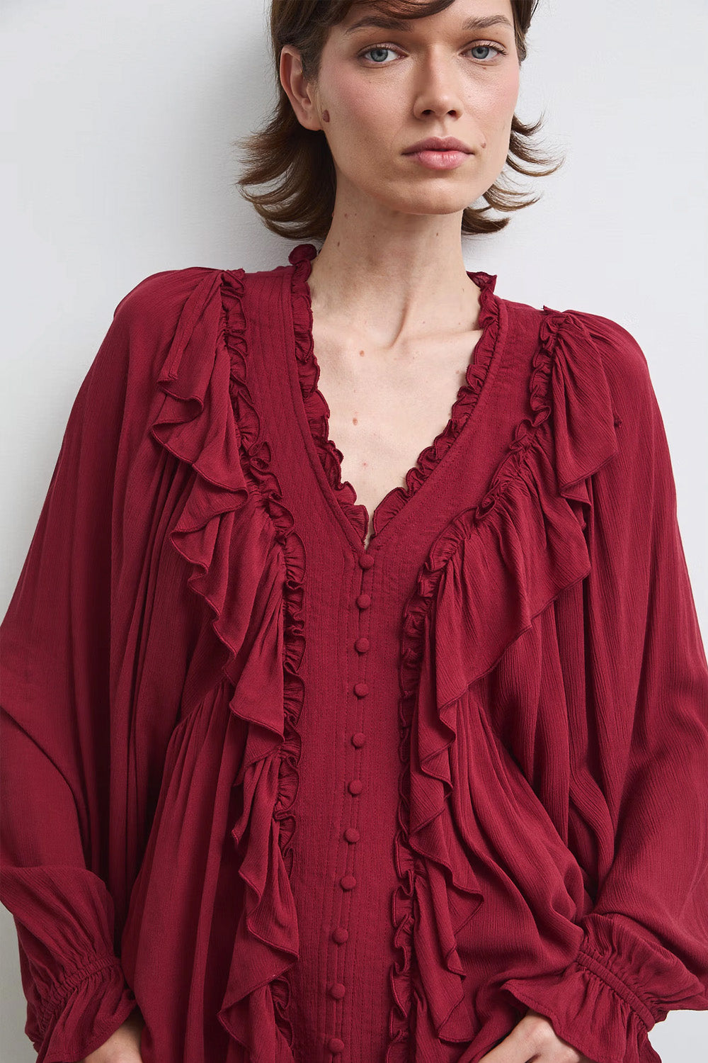 Γυναικεία μπλούζα 100% βισκόζη σε burgundy με V λαιμόκοψη και βολάν.