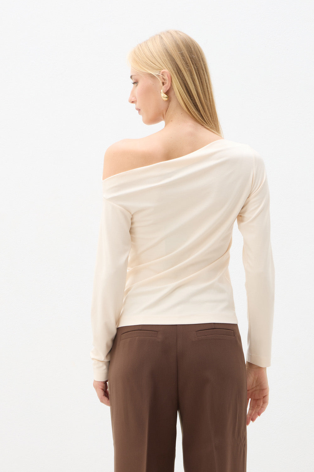 Off-shoulder μπλούζα με μακριά μανίκια και εφαρμοστή γραμμή