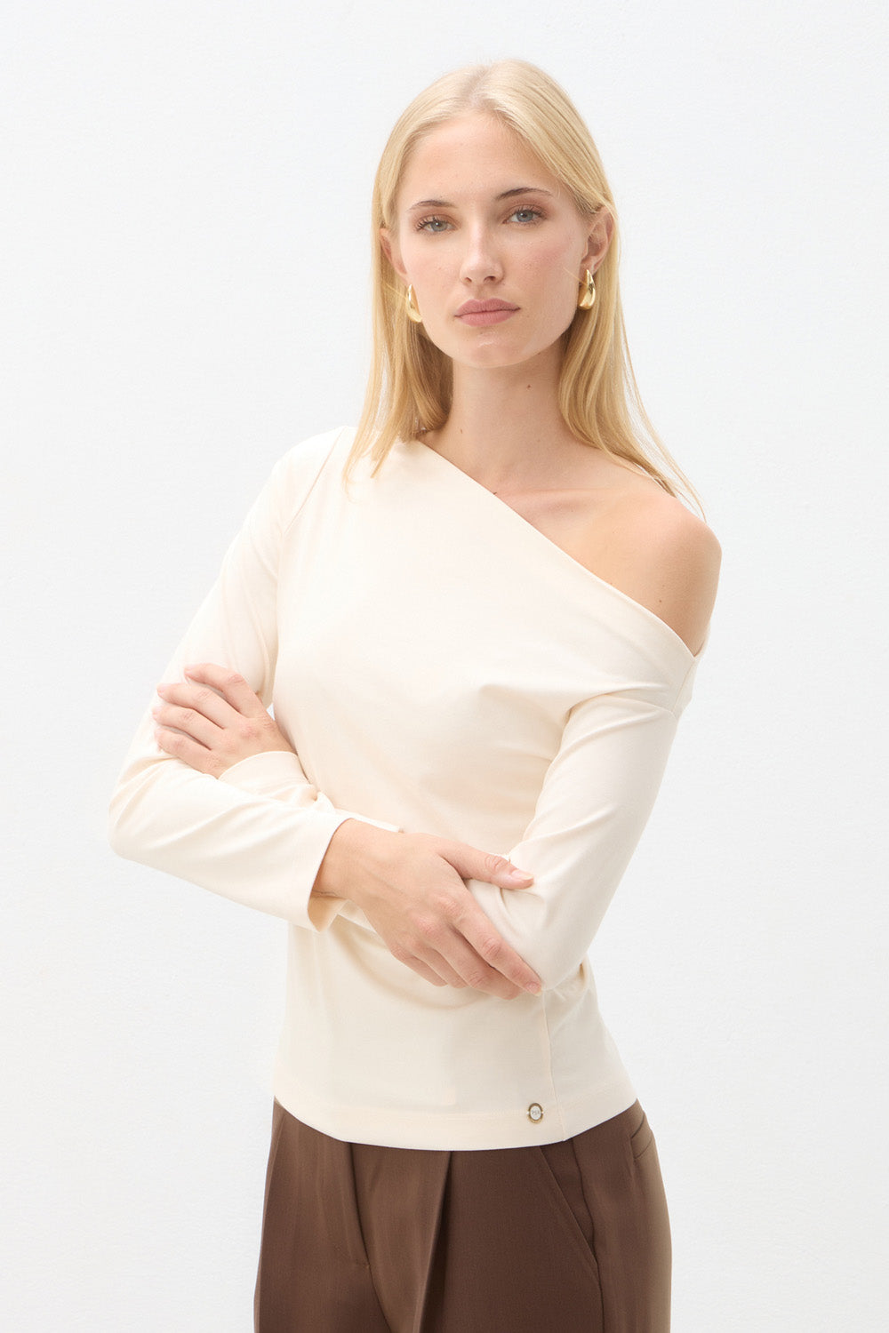 Γυναικεία off-shoulder μπλούζα με ασύμμετρη λαιμόκοψη