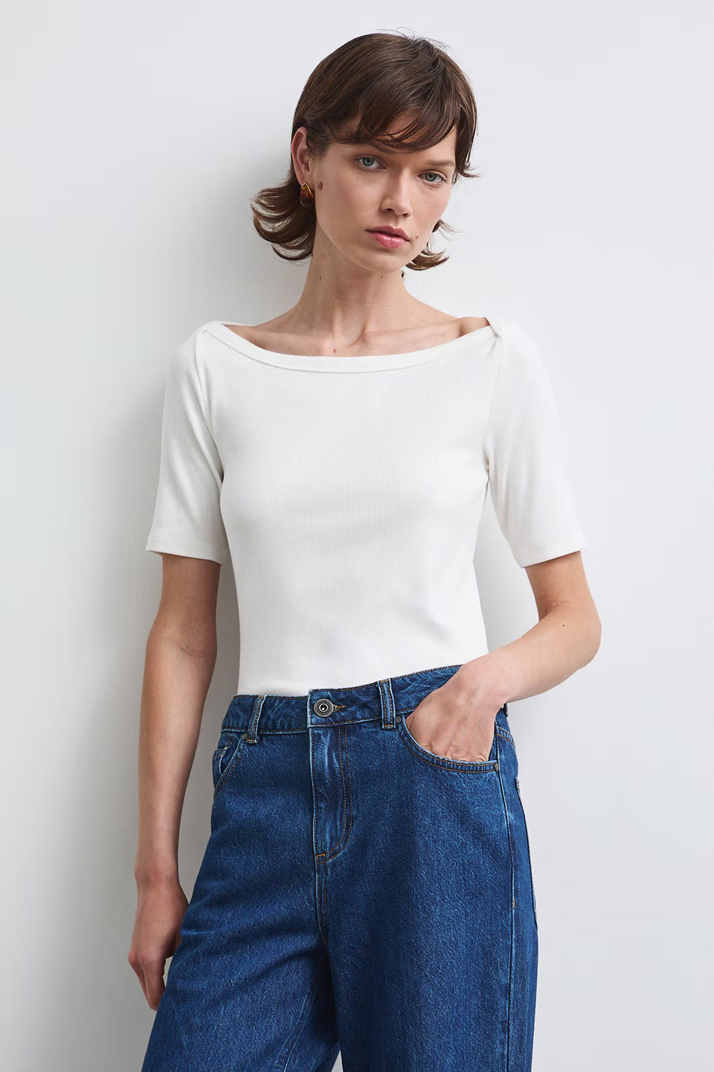 Γυναικεία off white rib μπλούζα με φαρδιά boat λαιμόκοψη και μανίκι μέχρι τον αγκώνα.