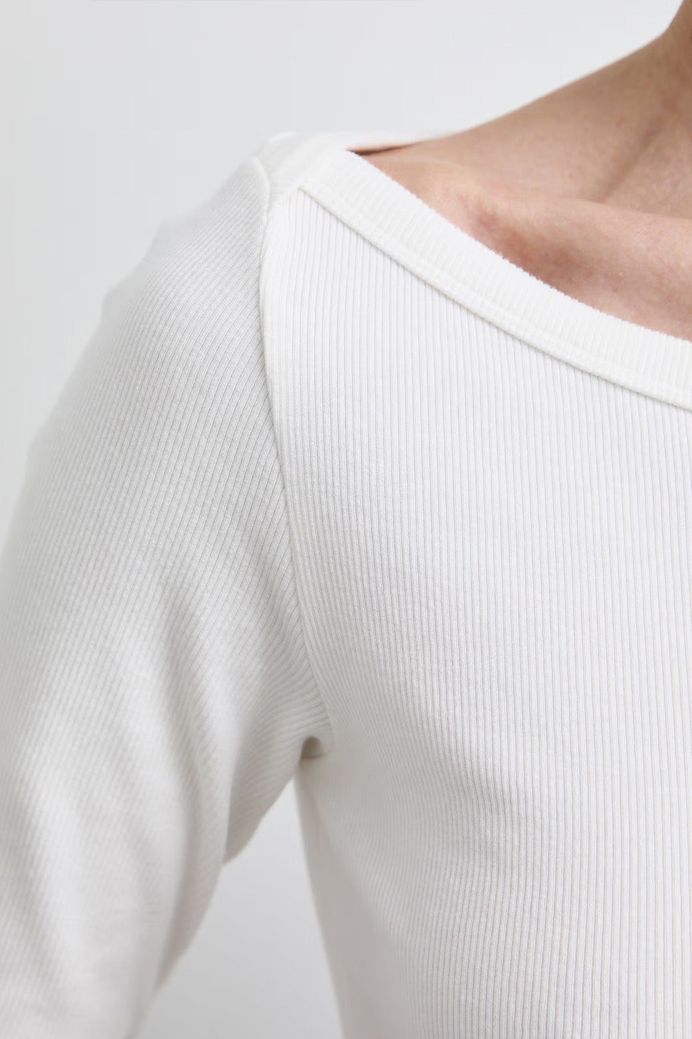 Γυναικεία off white rib μπλούζα με φαρδιά boat λαιμόκοψη και μανίκι μέχρι τον αγκώνα.
