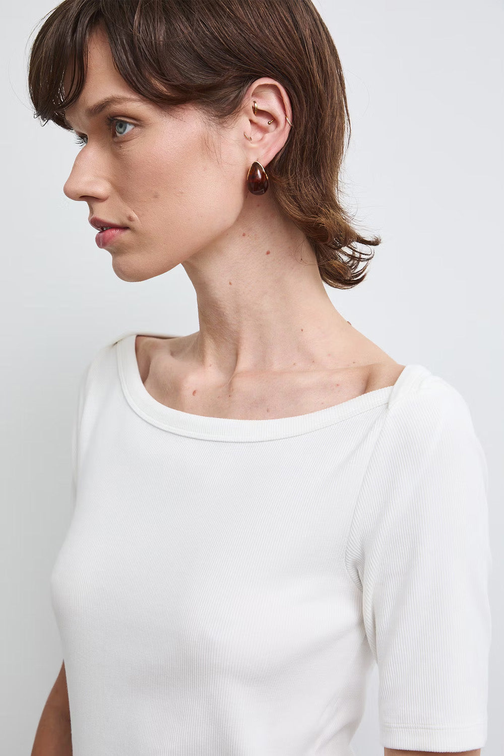 Γυναικεία off white rib μπλούζα με φαρδιά boat λαιμόκοψη και μανίκι μέχρι τον αγκώνα.