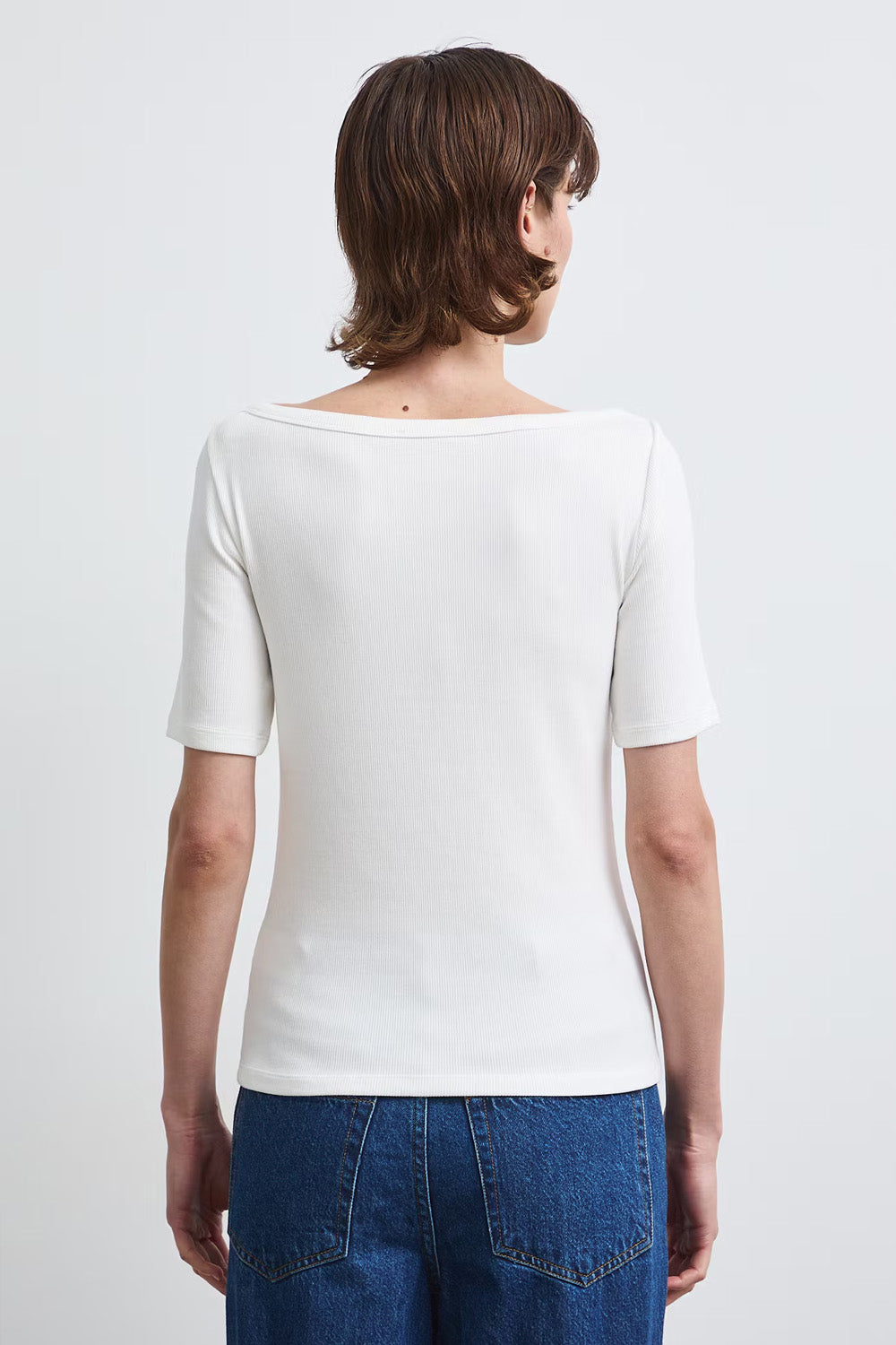Γυναικεία off white rib μπλούζα με φαρδιά boat λαιμόκοψη και μανίκι μέχρι τον αγκώνα.