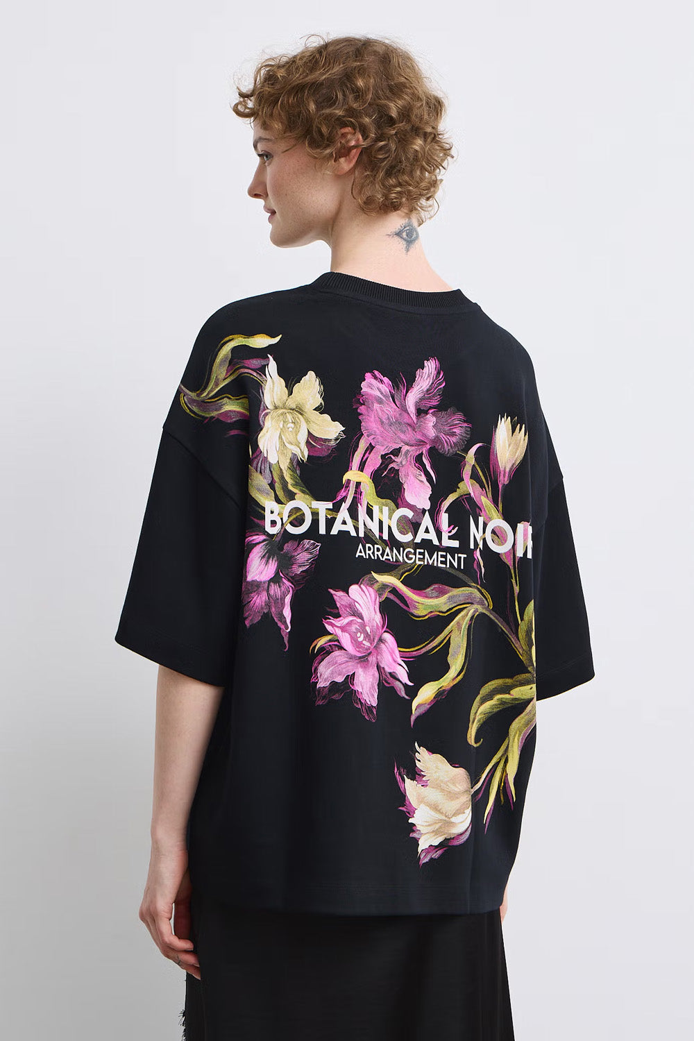 Γυναικεία μαύρη oversized βαμβακερή μπλούζα Botanical Noir με μεγάλο floral print στην πλάτη