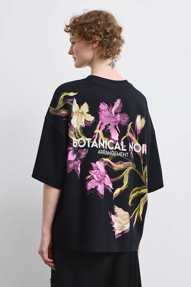 Γυναικεία μαύρη oversized βαμβακερή μπλούζα Botanical Noir με μεγάλο floral print στην πλάτη