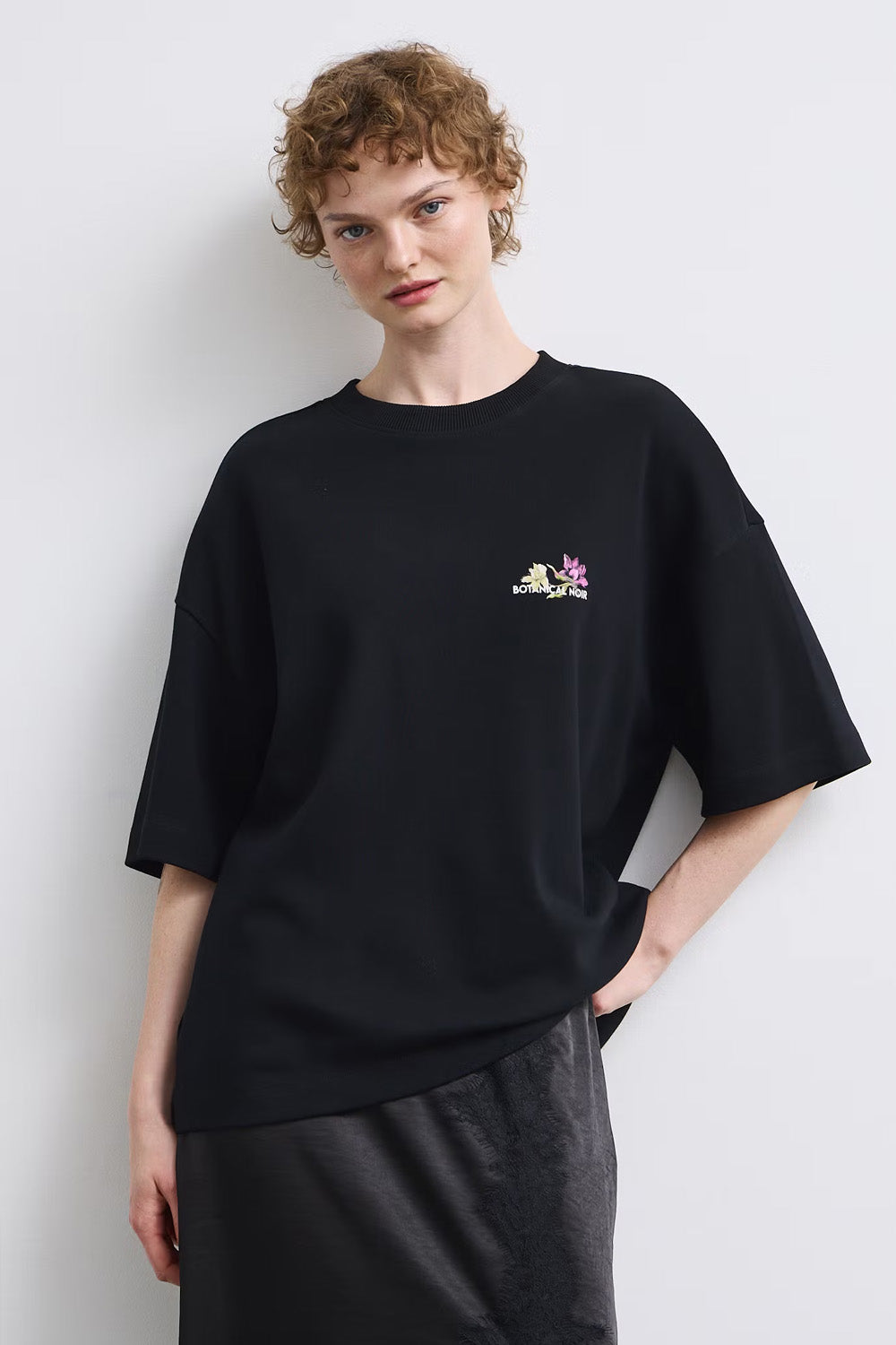 Γυναικεία μαύρη oversized βαμβακερή μπλούζα Botanical Noir με μεγάλο floral print στην πλάτη