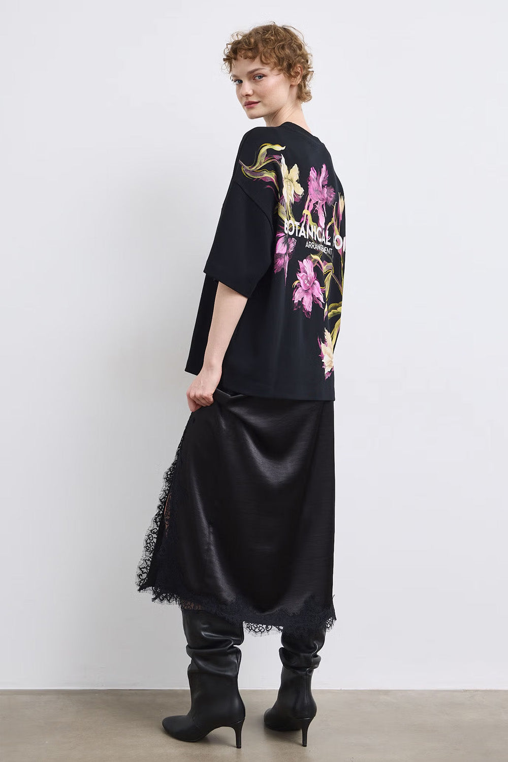 Γυναικεία μαύρη oversized βαμβακερή μπλούζα Botanical Noir με μεγάλο floral print στην πλάτη