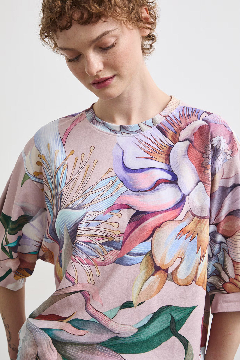 Γυναικεία oversized βαμβακερή μπλούζα με πολύχρωμο floral print και μανίκια 3/4.