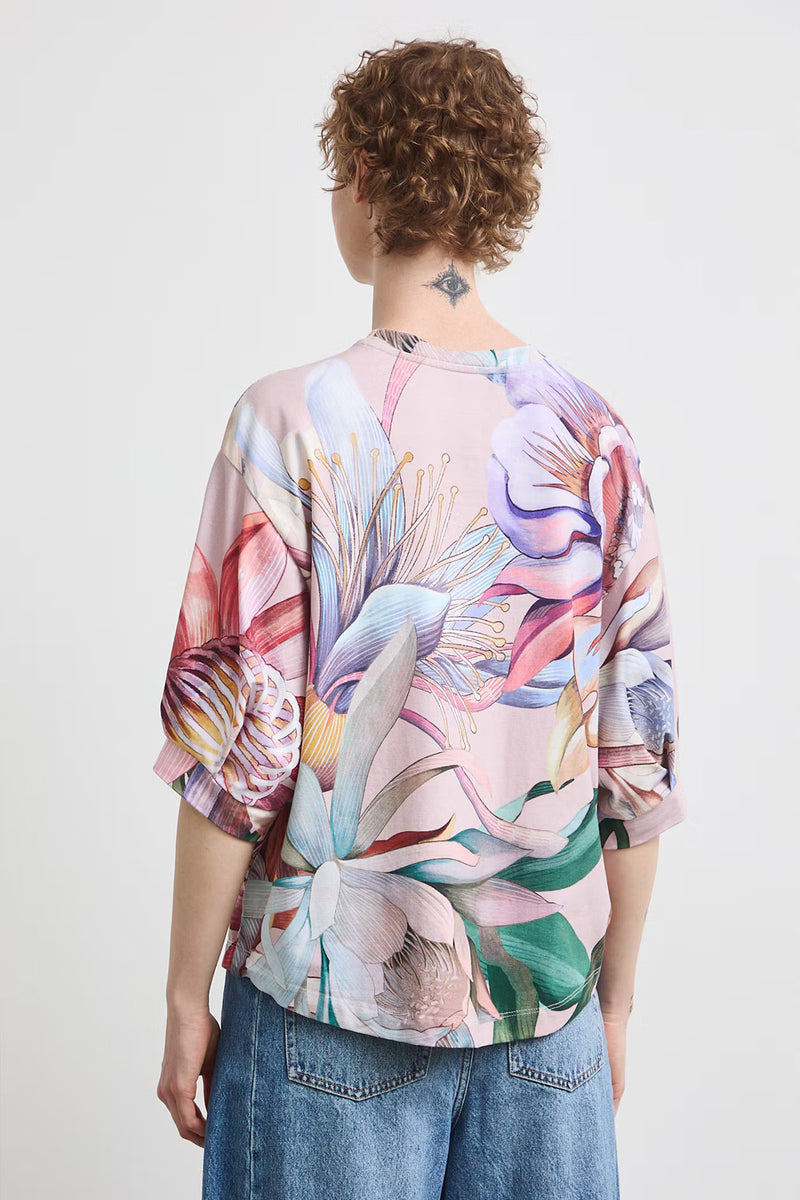 Γυναικεία oversized βαμβακερή μπλούζα με πολύχρωμο floral print και μανίκια 3/4.