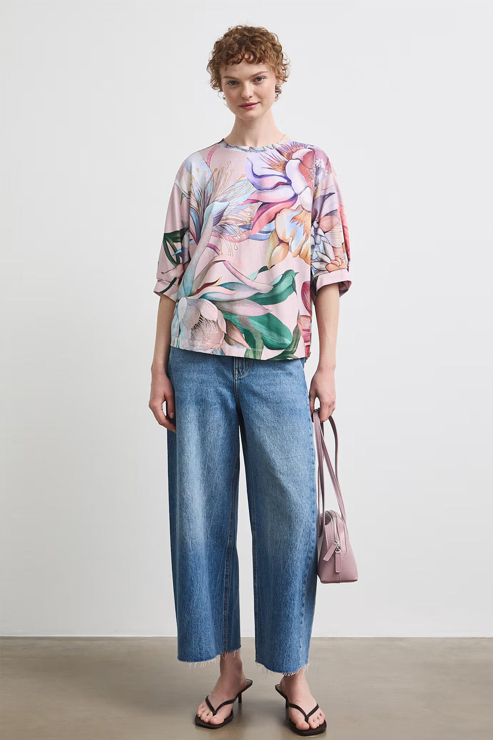 Γυναικεία oversized βαμβακερή μπλούζα με πολύχρωμο floral print και μανίκια 3/4.