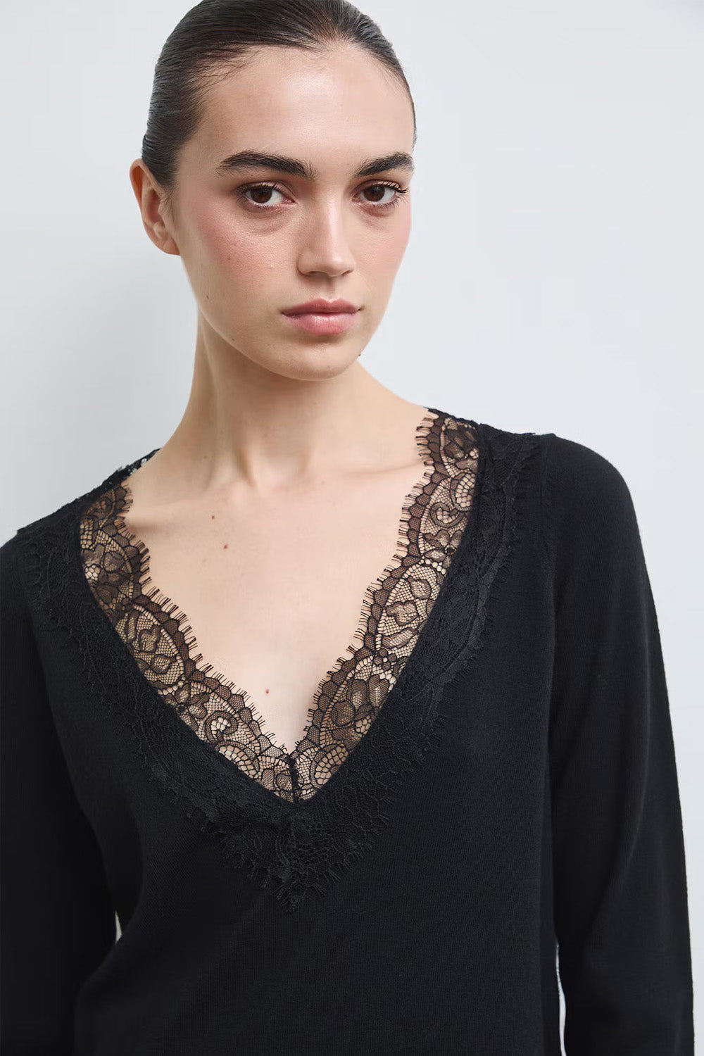 Μαύρη γυναικεία πλεκτή μπλούζα με V λαιμόκοψη και δαντελένια λεπτομέρεια