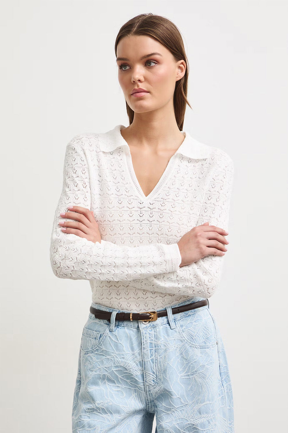 Γυναικεία off white πλεκτή μπλούζα με διάτρητο μοτίβο, γιακά και V λαιμόκοψη