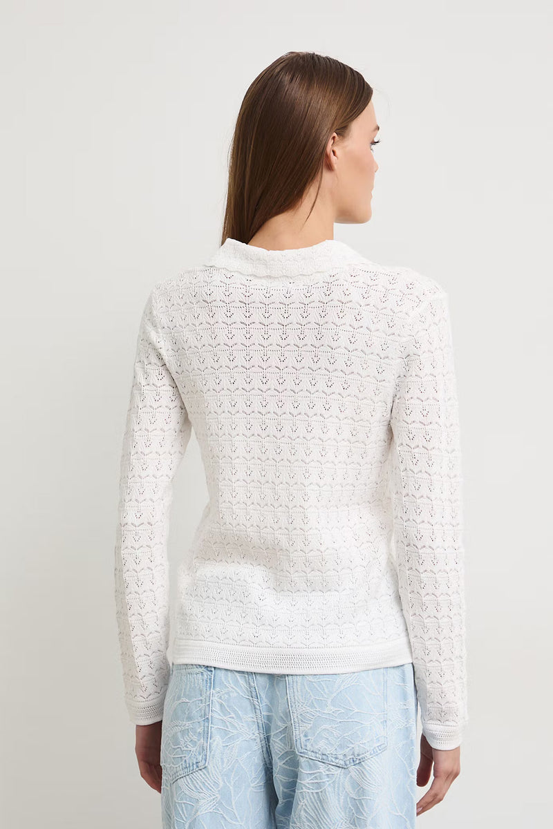 Γυναικεία off white πλεκτή μπλούζα με διάτρητο μοτίβο, γιακά και V λαιμόκοψη