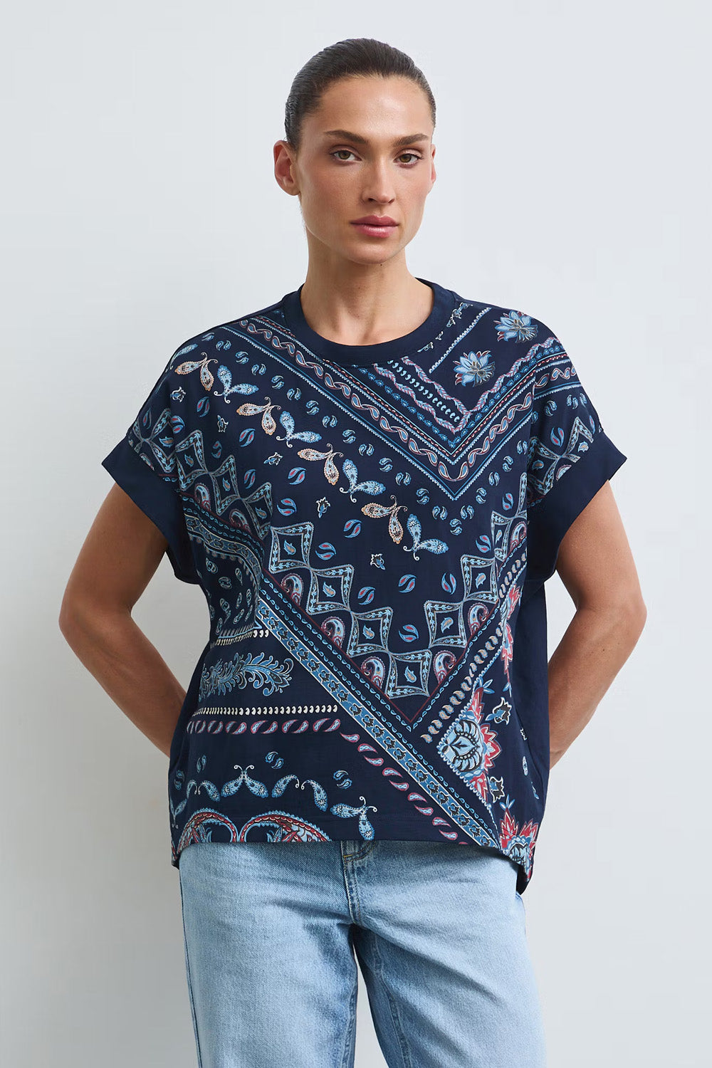 Γυναικεία navy βαμβακερή μπλούζα με bandana paisley print, κοντό μανίκι και χαλαρή γραμμή