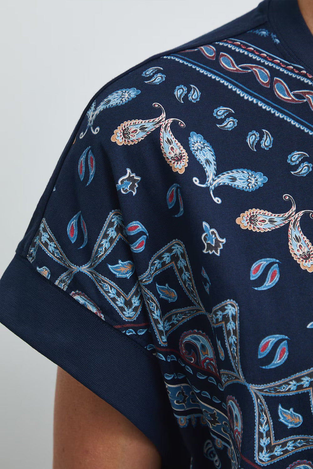 Γυναικεία navy βαμβακερή μπλούζα με bandana paisley print, κοντό μανίκι και χαλαρή γραμμή