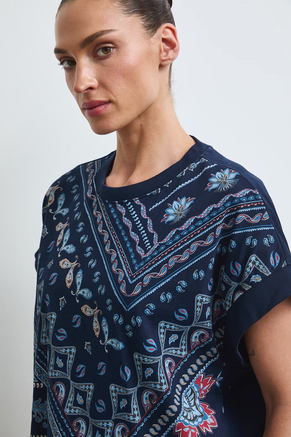 Γυναικεία navy βαμβακερή μπλούζα με bandana paisley print, κοντό μανίκι και χαλαρή γραμμή