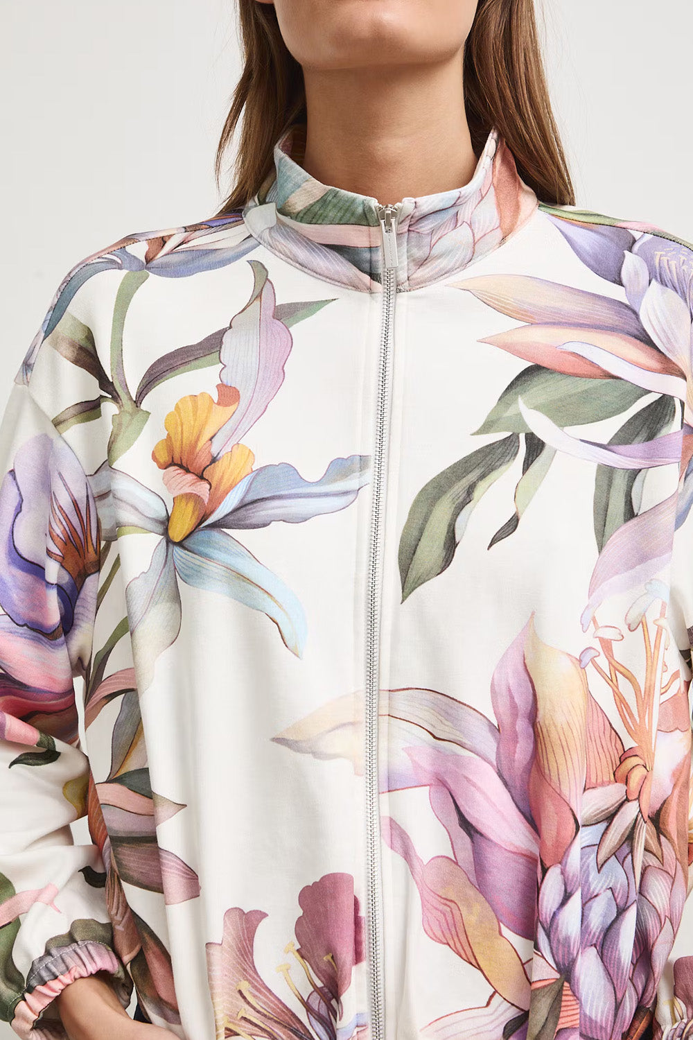 Γυναικείο off white bomber jacket με πολύχρωμο floral print και φερμουάρ μπροστά