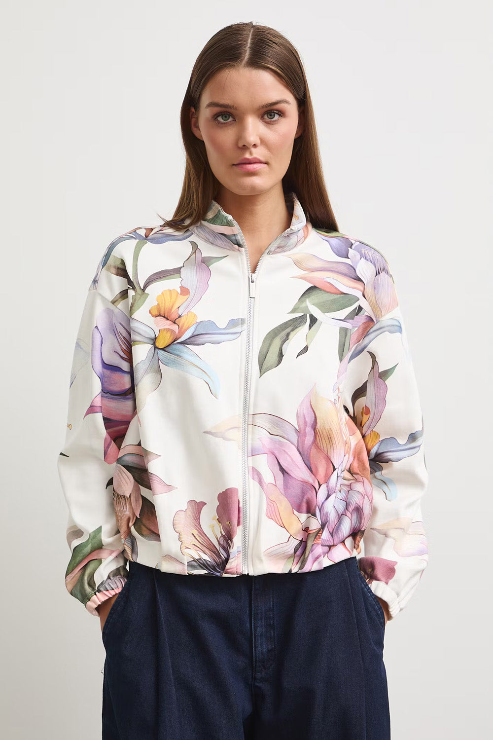 Γυναικείο off white bomber jacket με πολύχρωμο floral print και φερμουάρ μπροστά