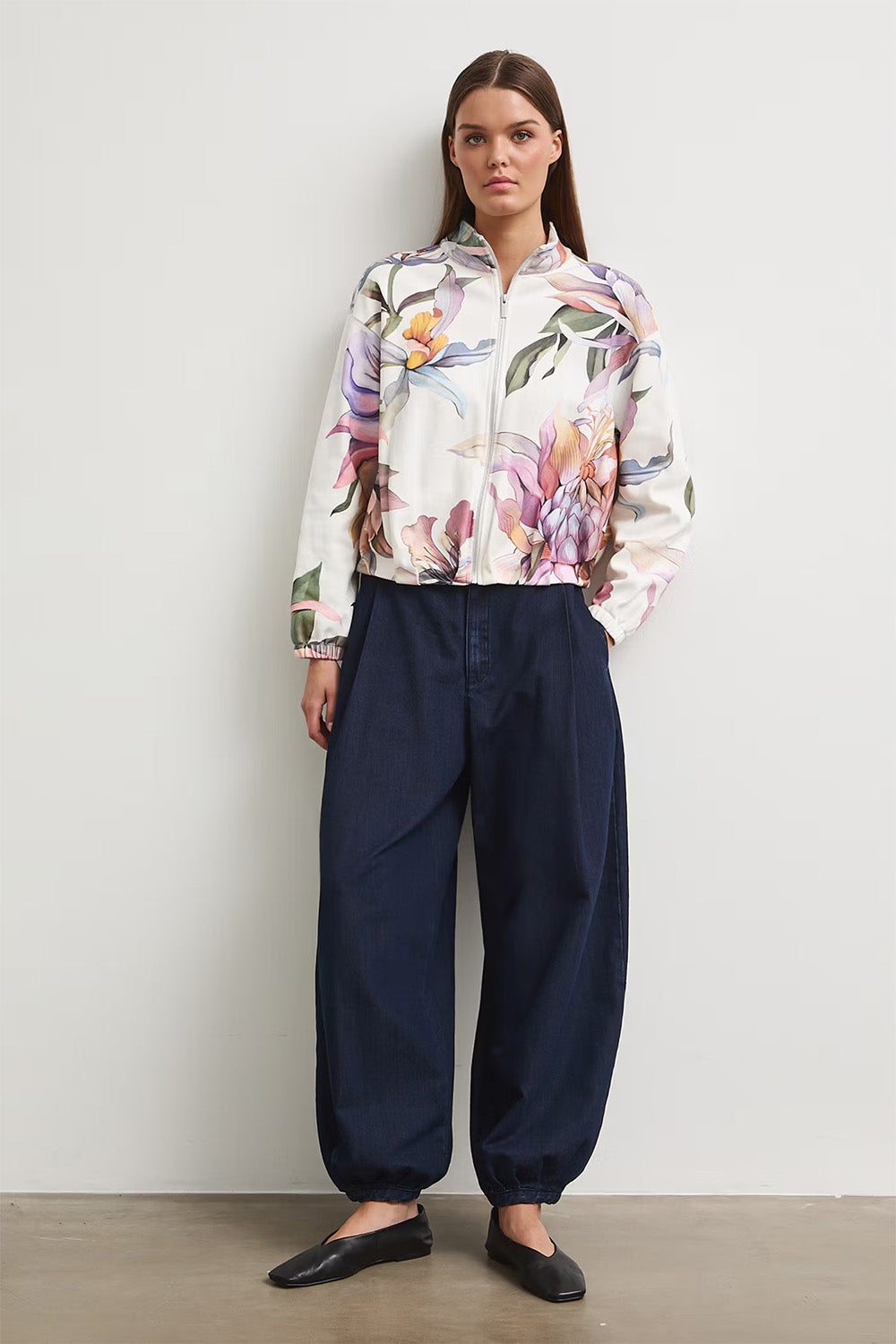 Γυναικείο off white bomber jacket με πολύχρωμο floral print και φερμουάρ μπροστά