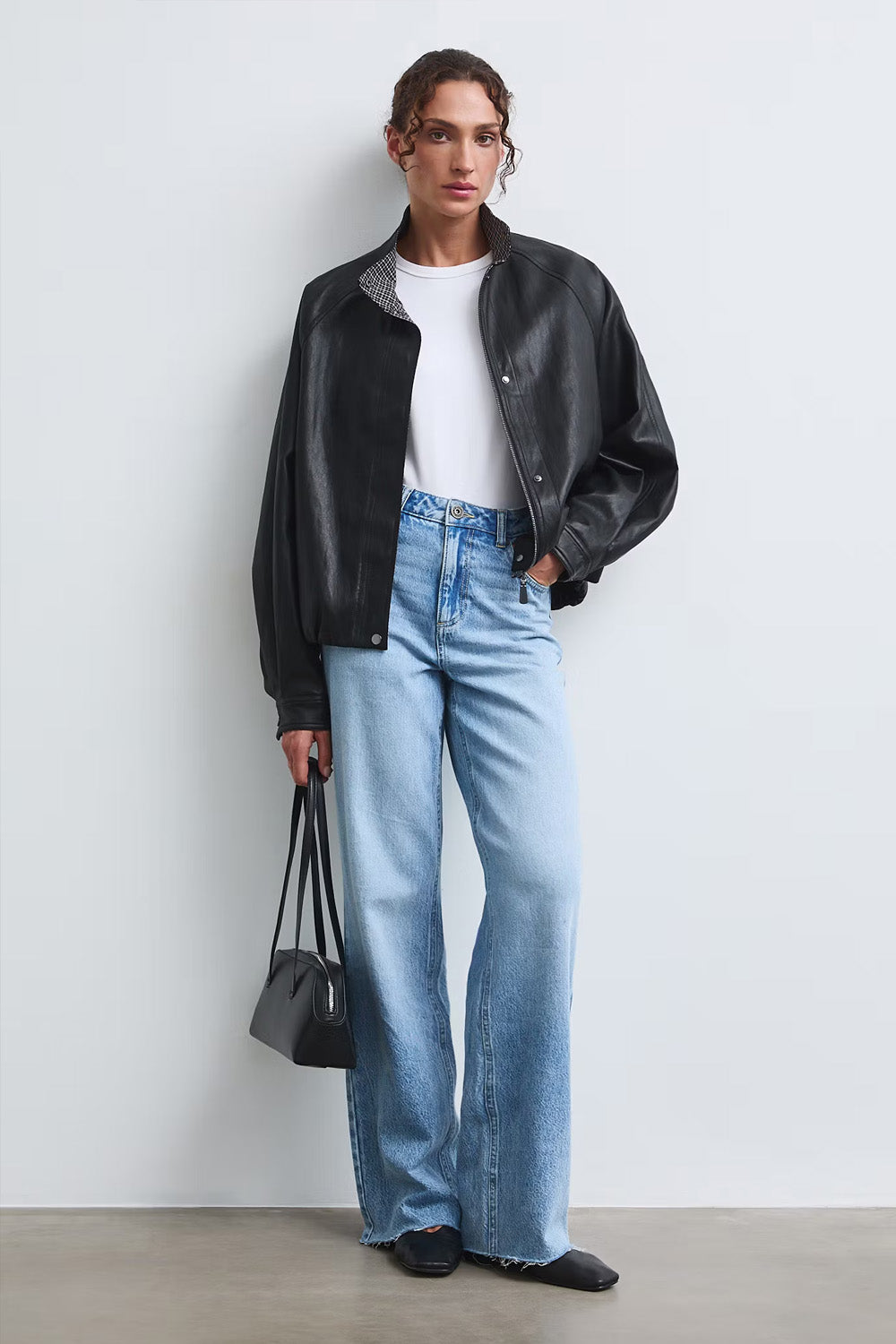 Μαύρο γυναικείο bomber jacket με όψη δέρματος και ψηλό κολάρο