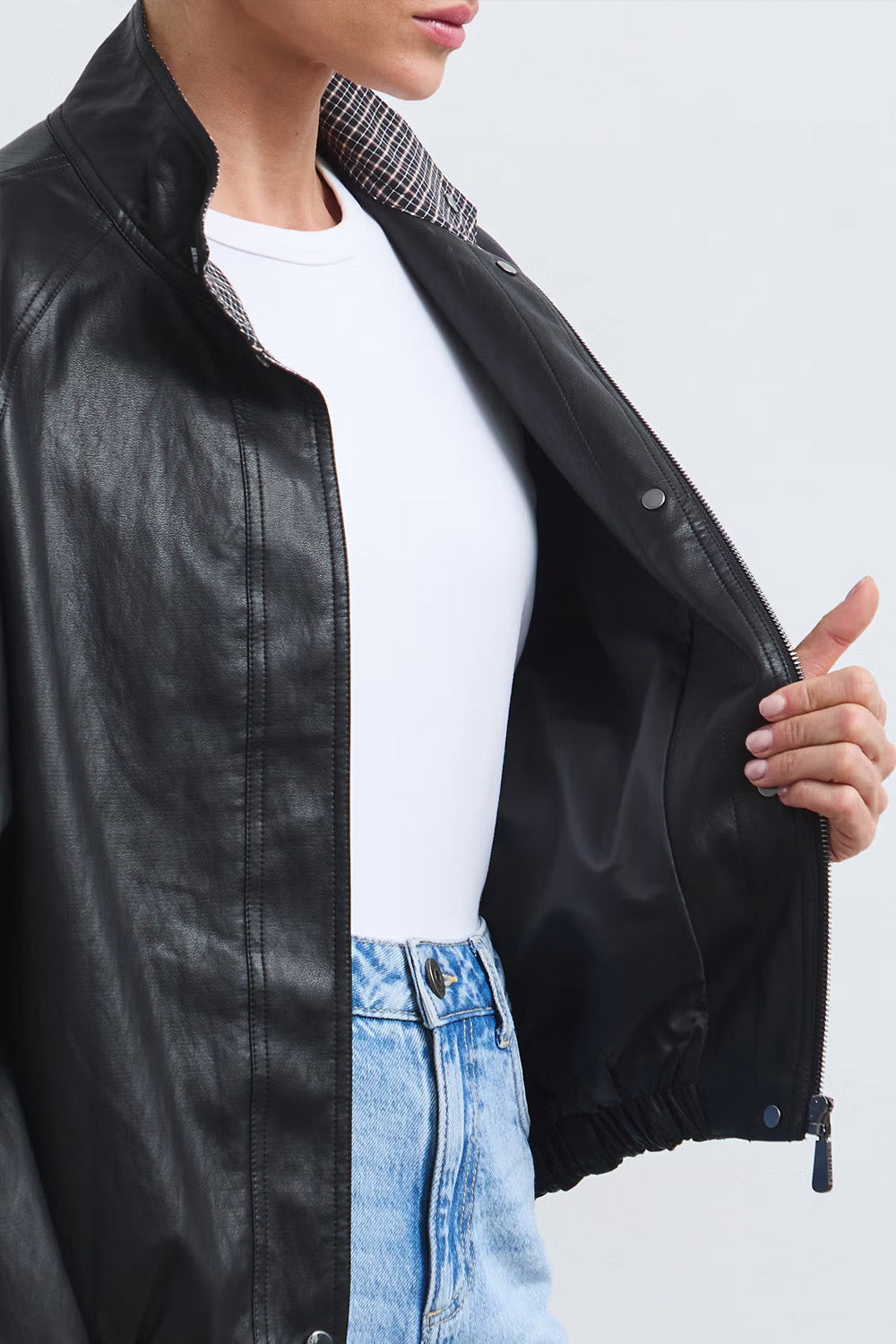 Μαύρο γυναικείο bomber jacket με όψη δέρματος και ψηλό κολάρο