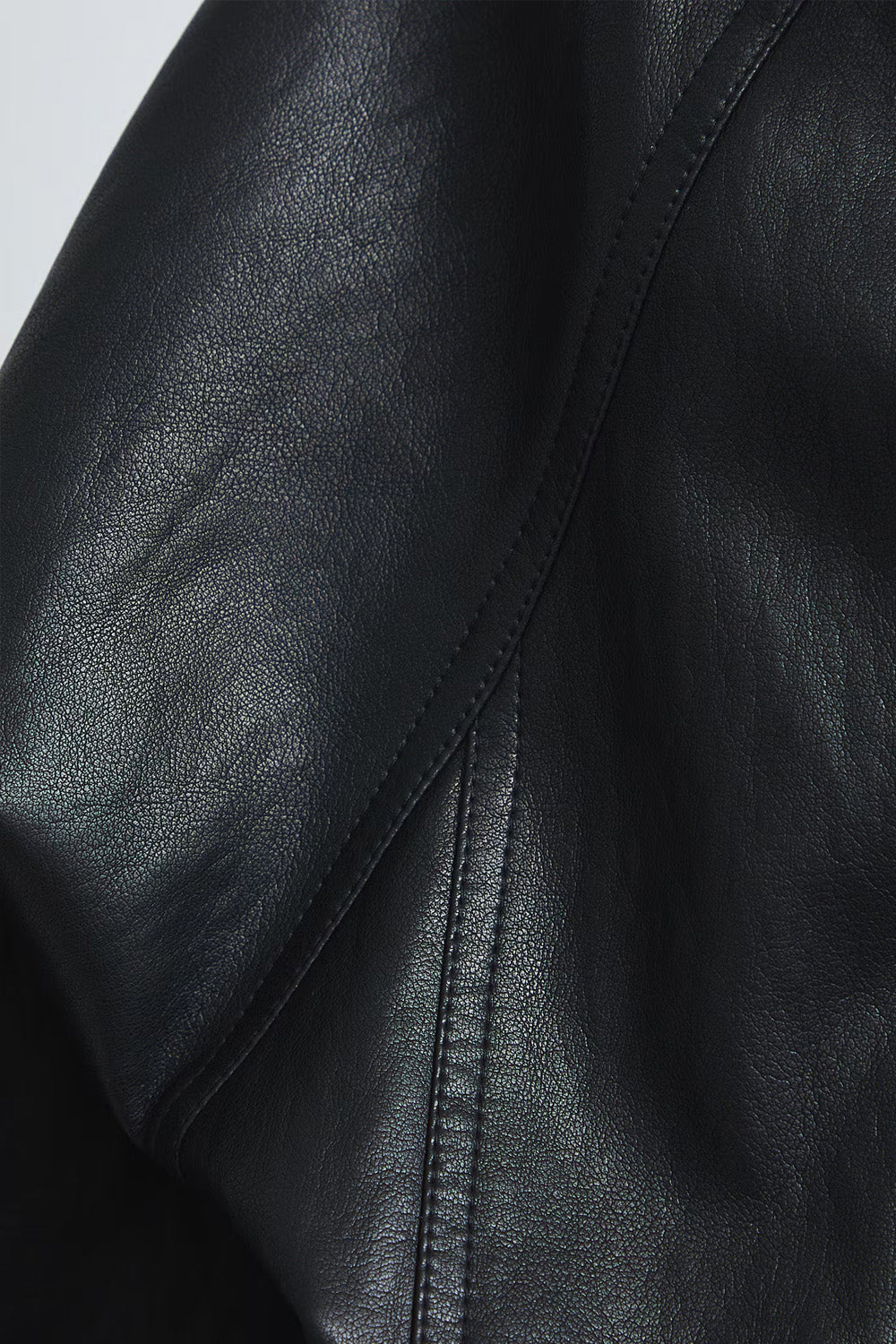 Μαύρο γυναικείο bomber jacket με όψη δέρματος και ψηλό κολάρο