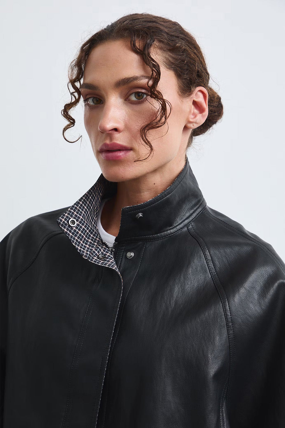 Μαύρο γυναικείο bomber jacket με όψη δέρματος και ψηλό κολάρο