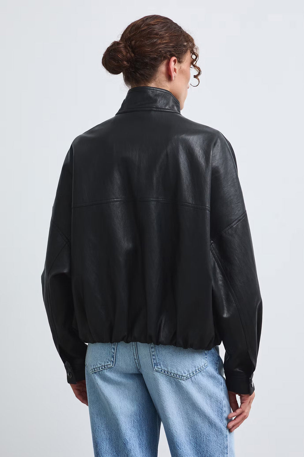 Μαύρο γυναικείο bomber jacket με όψη δέρματος και ψηλό κολάρο