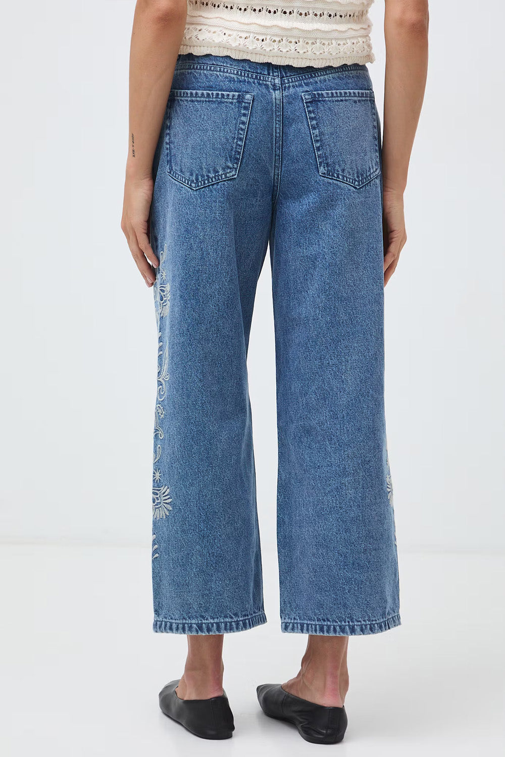 Γυναικείο μπλε cropped wide leg τζιν παντελόνι με κεντημένες λεπτομέρειες στα πλαϊνά