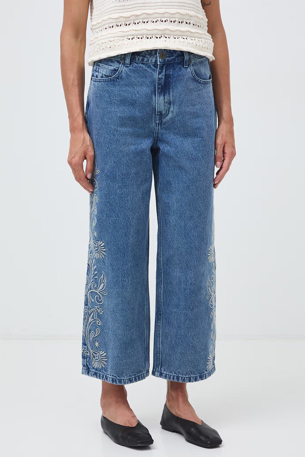 Γυναικείο μπλε cropped wide leg τζιν παντελόνι με κεντημένες λεπτομέρειες στα πλαϊνά