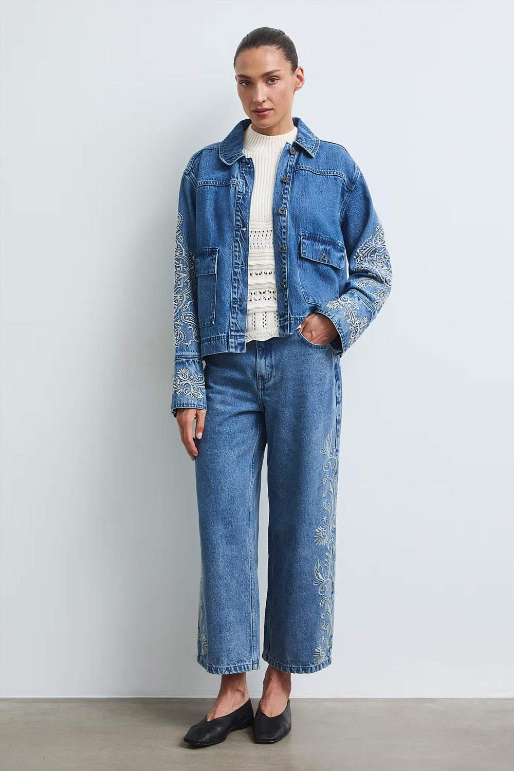 Γυναικείο μπλε cropped wide leg τζιν παντελόνι με κεντημένες λεπτομέρειες στα πλαϊνά