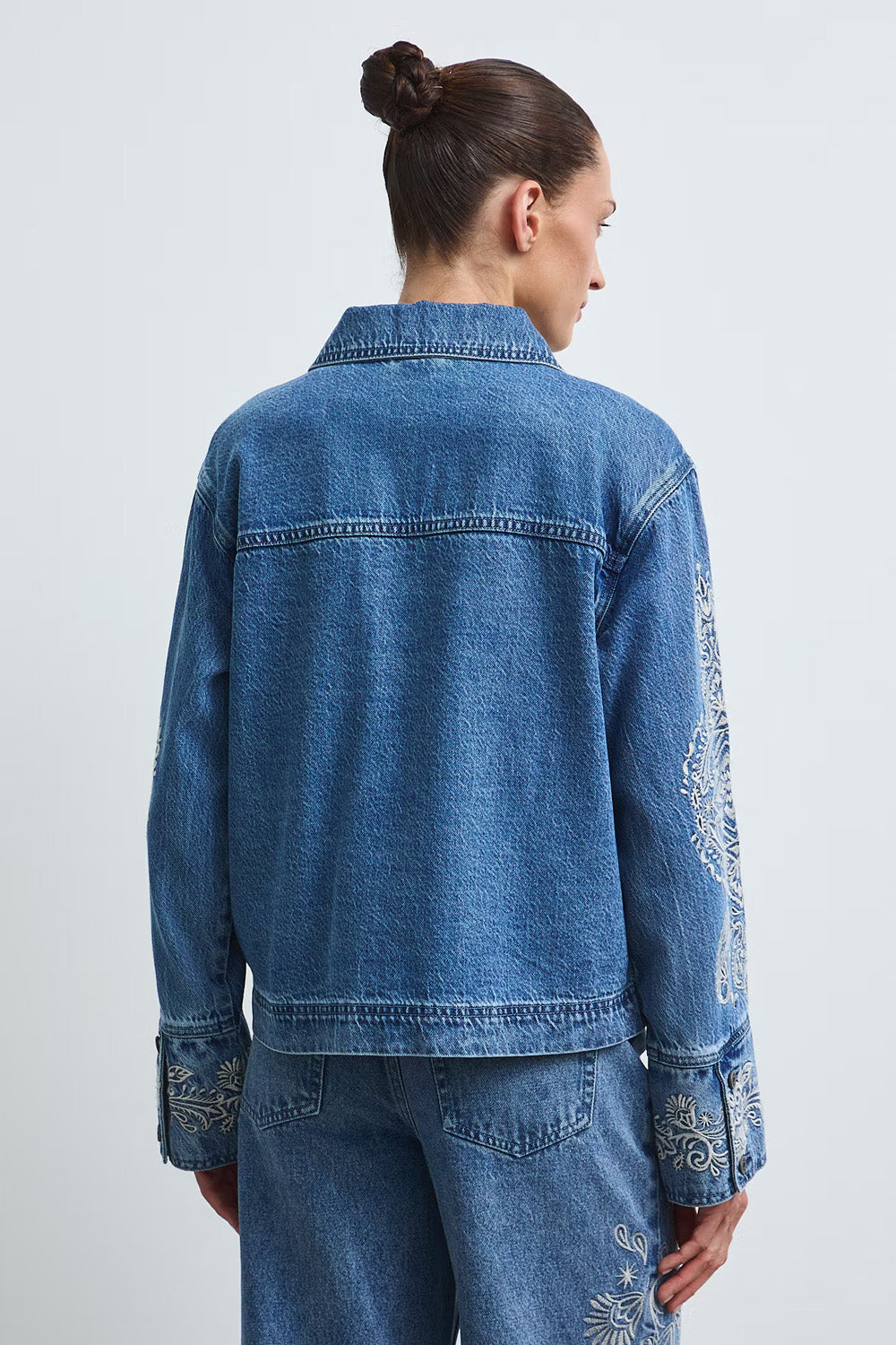 Γυναικείο μπλε denim jacket με εκρού κεντήματα στα μανίκια και μπροστινές τσέπες