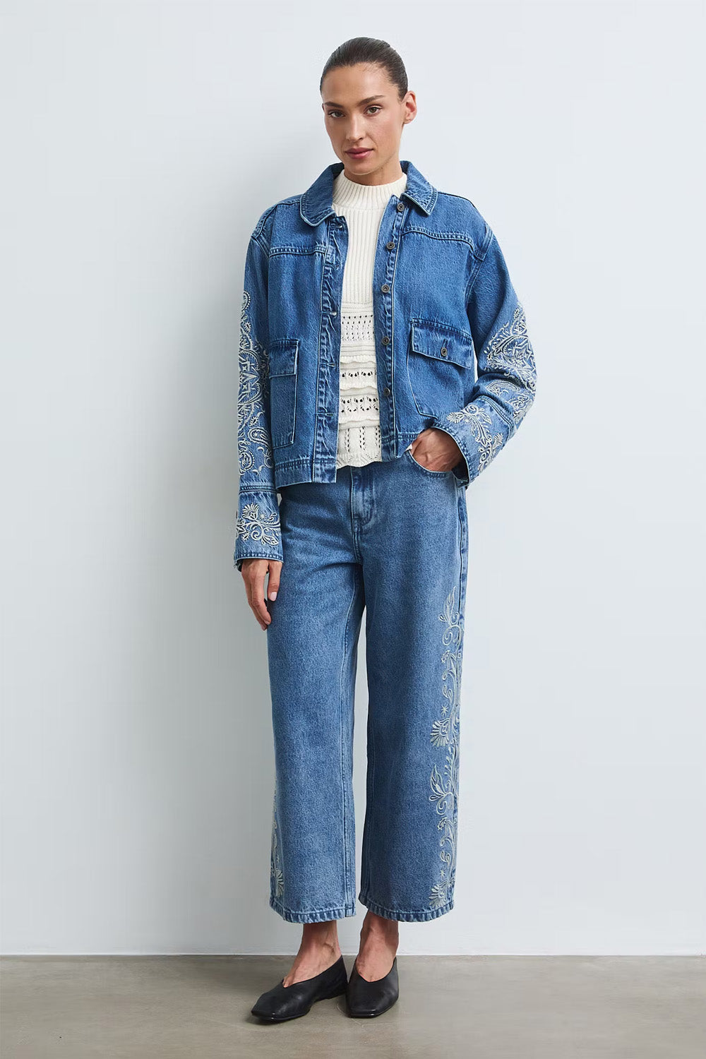 Γυναικείο μπλε denim jacket με εκρού κεντήματα στα μανίκια και μπροστινές τσέπες