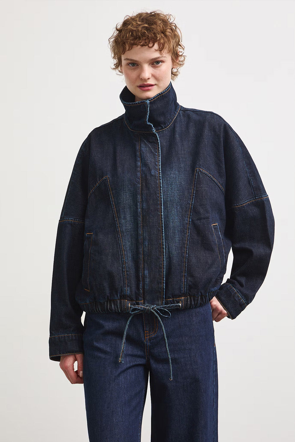 Γυναικείο dark blue denim jacket με ψηλό γιακά, χαλαρή γραμμή και κορδόνι στο κάτω μέρος
