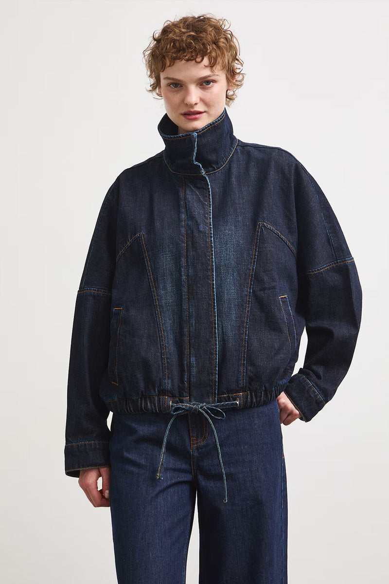 Γυναικείο dark blue denim jacket με ψηλό γιακά, χαλαρή γραμμή και κορδόνι στο κάτω μέρος