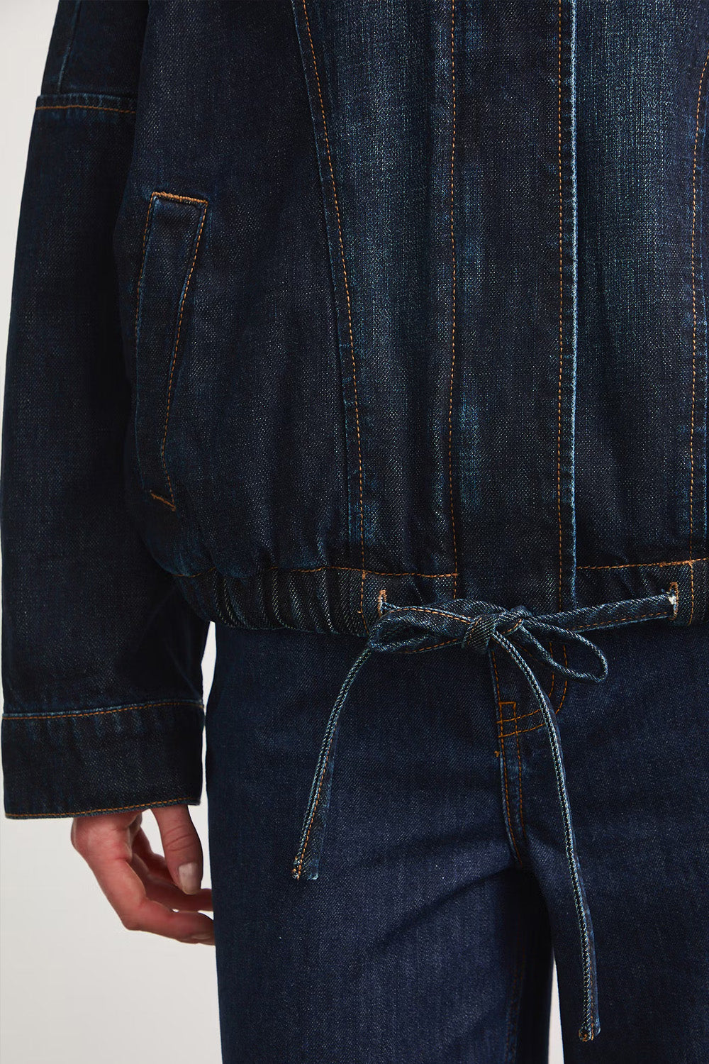 Γυναικείο dark blue denim jacket με ψηλό γιακά, χαλαρή γραμμή και κορδόνι στο κάτω μέρος