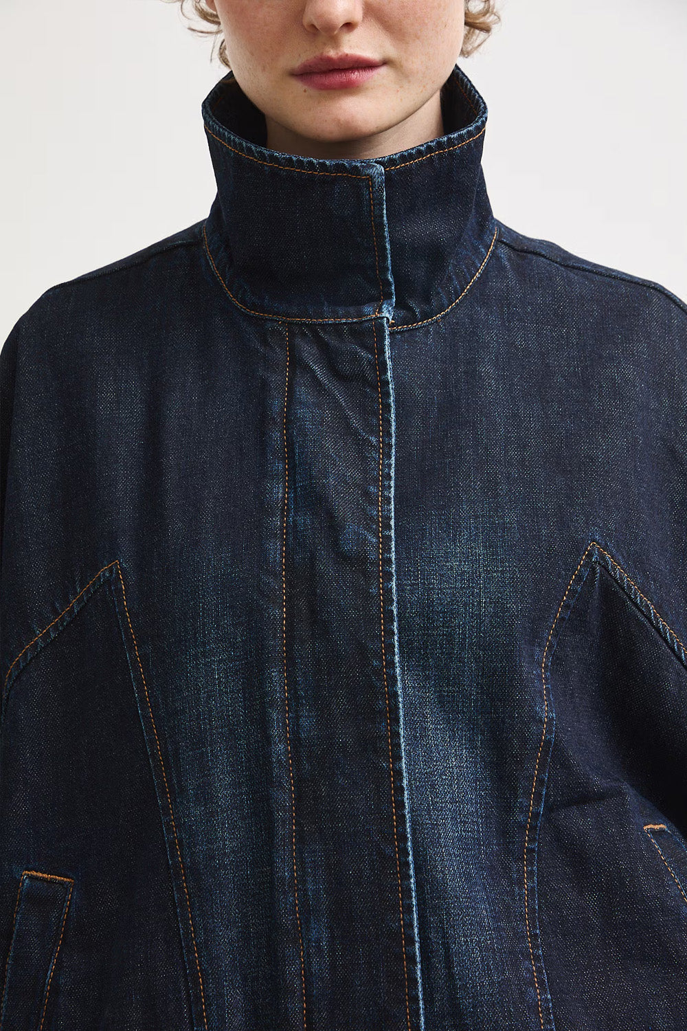 Γυναικείο dark blue denim jacket με ψηλό γιακά, χαλαρή γραμμή και κορδόνι στο κάτω μέρος