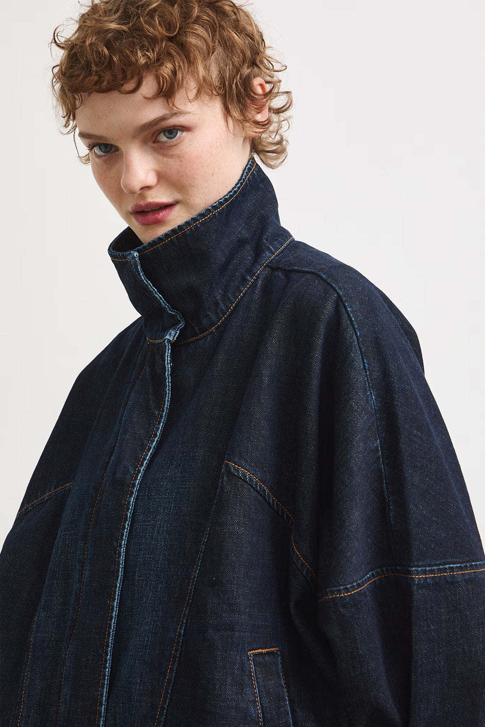 Γυναικείο dark blue denim jacket με ψηλό γιακά, χαλαρή γραμμή και κορδόνι στο κάτω μέρος