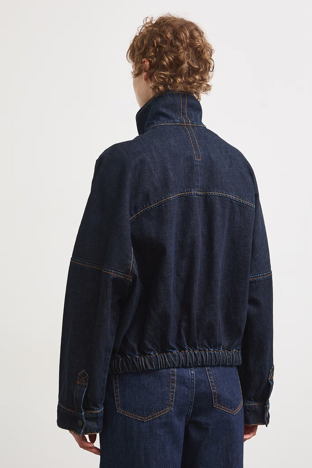 Γυναικείο dark blue denim jacket με ψηλό γιακά, χαλαρή γραμμή και κορδόνι στο κάτω μέρος