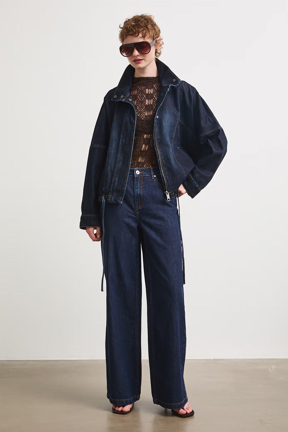 Γυναικείο dark blue denim jacket με ψηλό γιακά, χαλαρή γραμμή και κορδόνι στο κάτω μέρος