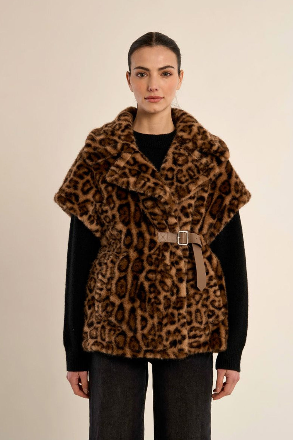 Γυναικείο γούνινο γιλέκο leopard σε camel και μαύρο με φαρδύ γιακά και ζώνη στη μέση.