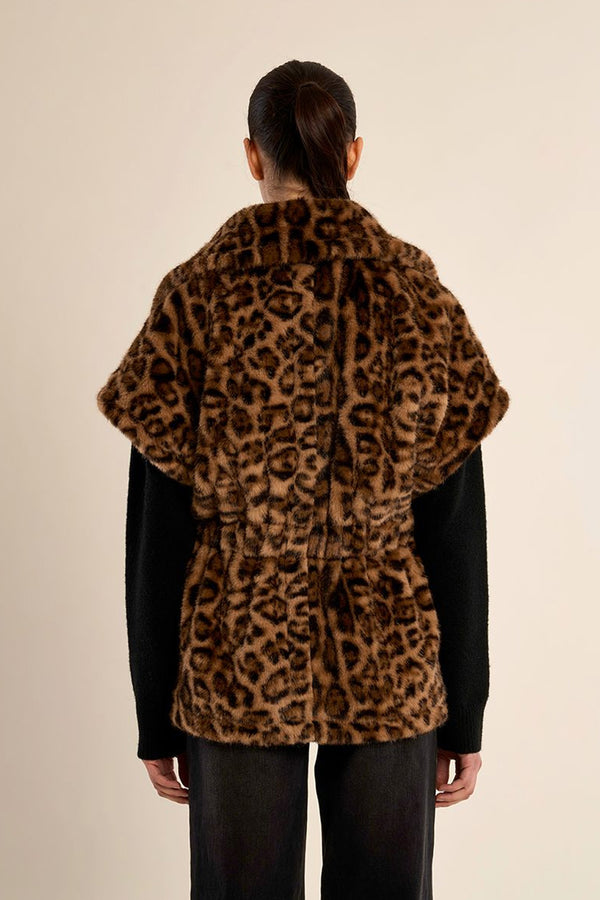 Γυναικείο γούνινο γιλέκο leopard σε camel και μαύρο με φαρδύ γιακά και ζώνη στη μέση.