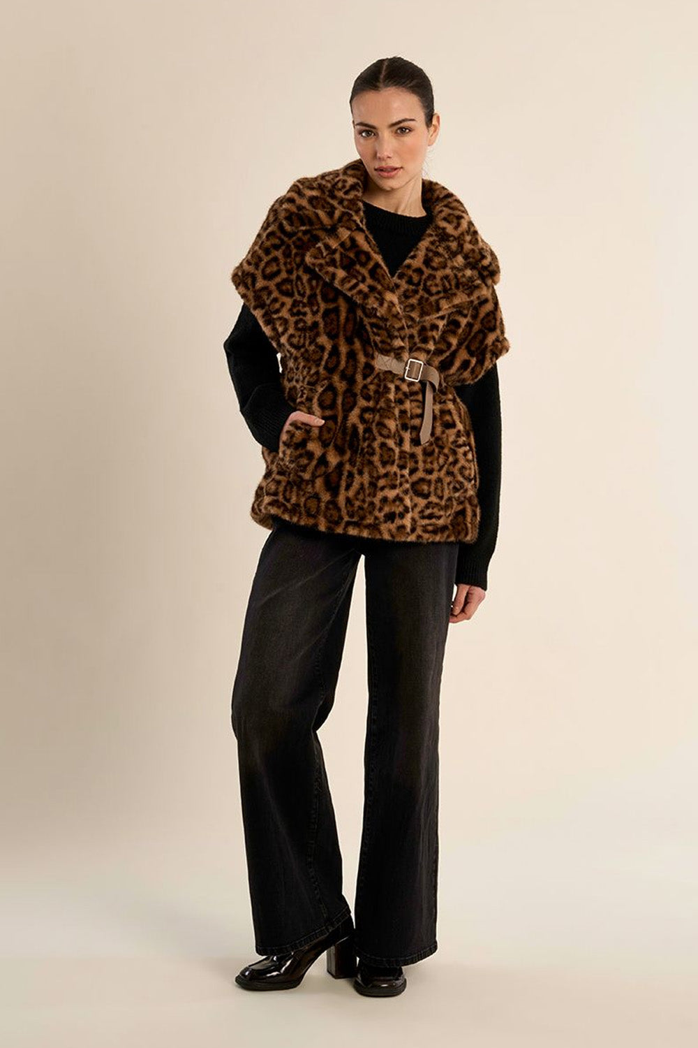 Γυναικείο γούνινο γιλέκο leopard σε camel και μαύρο με φαρδύ γιακά και ζώνη στη μέση.