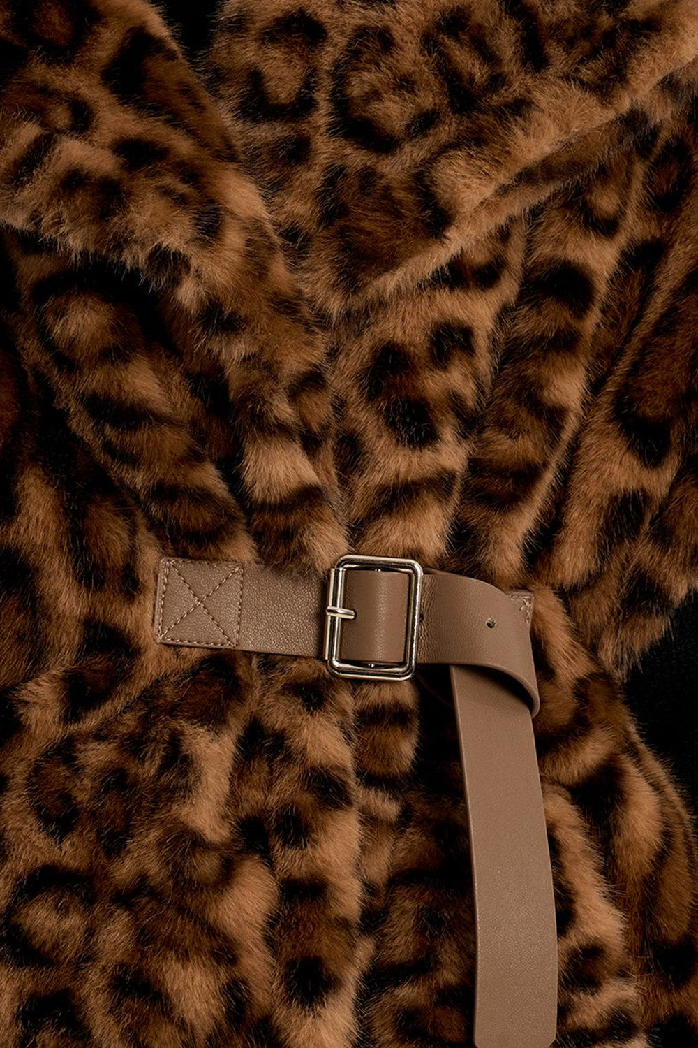 Γυναικείο γούνινο γιλέκο leopard σε camel και μαύρο με φαρδύ γιακά και ζώνη στη μέση.