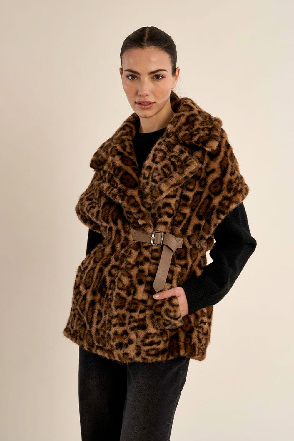 Γυναικείο γούνινο γιλέκο leopard σε camel και μαύρο με φαρδύ γιακά και ζώνη στη μέση.