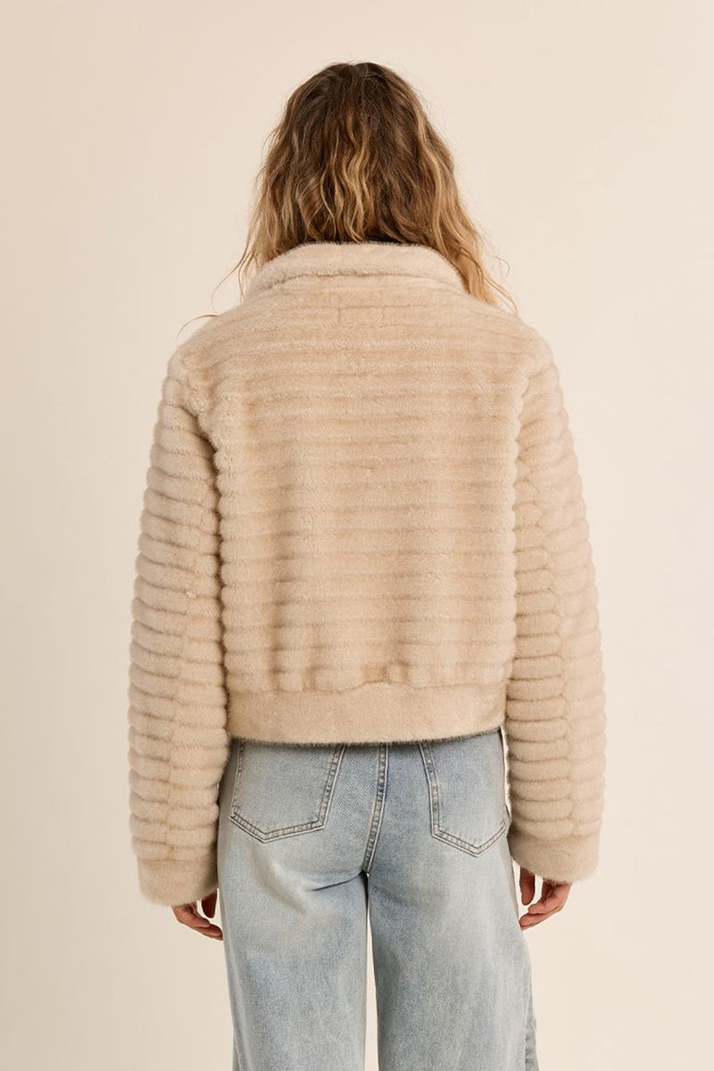  Γυναικείο κοντό γούνινο jacket ecru με ανάγλυφη υφή και μακριά μανίκια