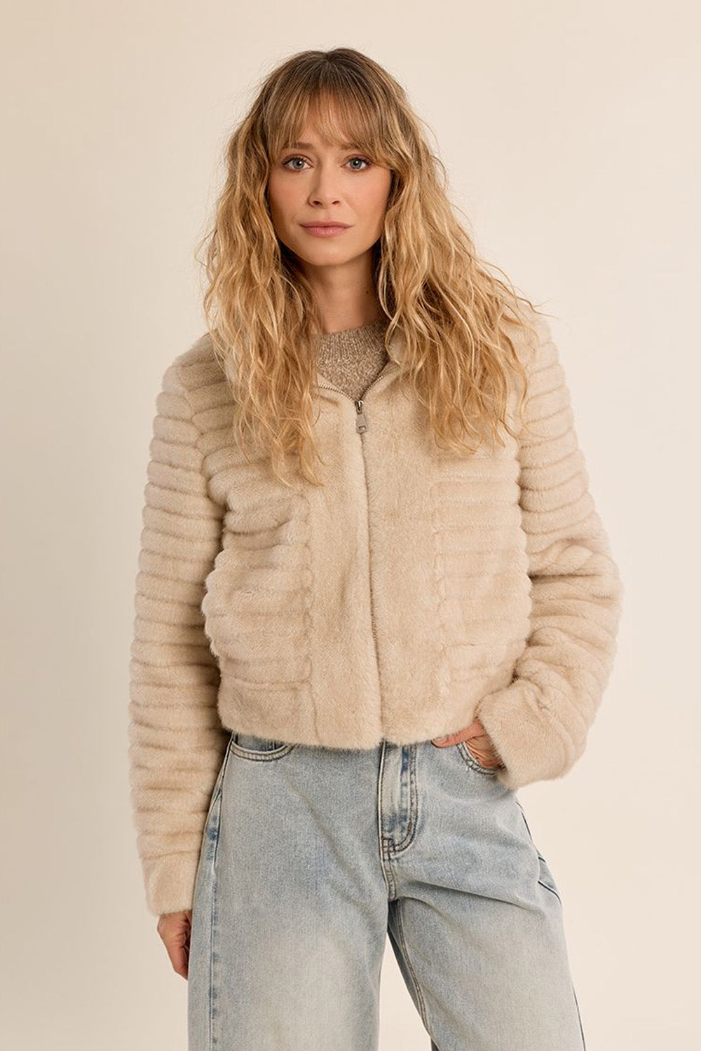  Γυναικείο κοντό γούνινο jacket ecru με ανάγλυφη υφή και μακριά μανίκια