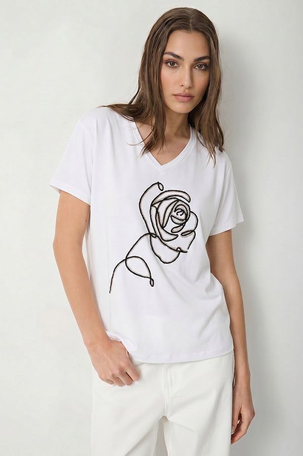 Γυναικείο λευκό T-shirt με V λαιμόκοψη και σχέδιο τριαντάφυλλου στο μπροστινό μέρος.