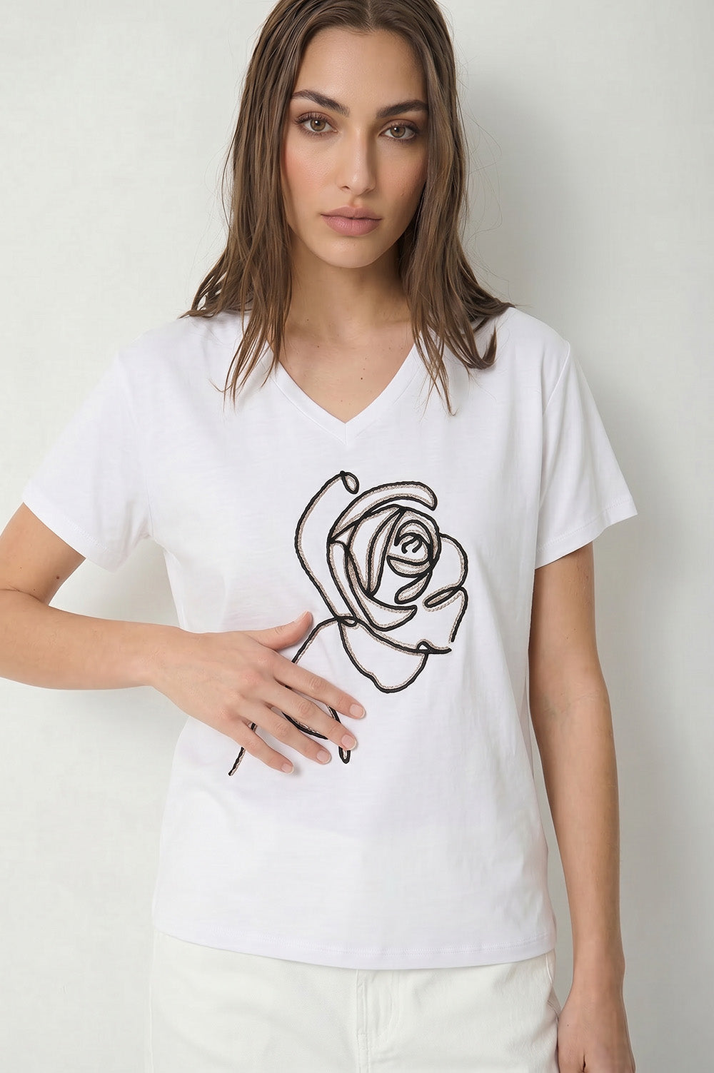 Γυναικείο λευκό T-shirt με V λαιμόκοψη και σχέδιο τριαντάφυλλου στο μπροστινό μέρος.